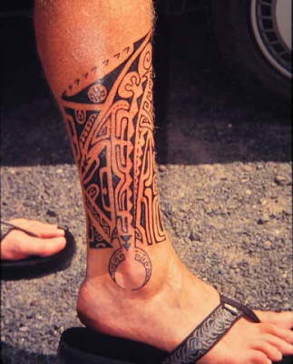 tatouage polynésien pied homme