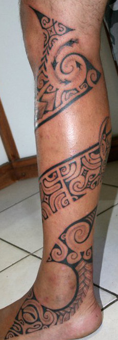 tatouage polynésien pied homme
