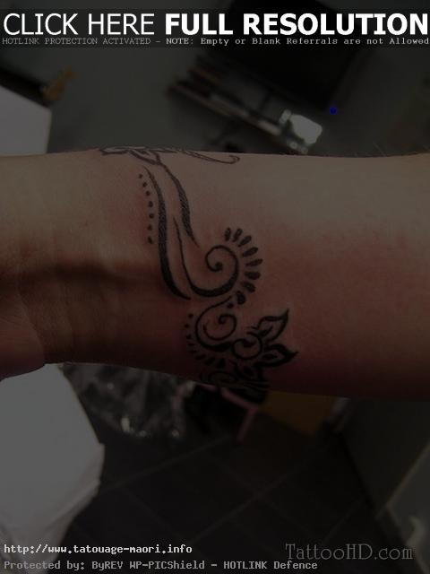 tatouage polynésien poignet femme