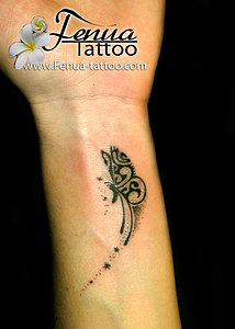 tatouage polynésien poignet femme