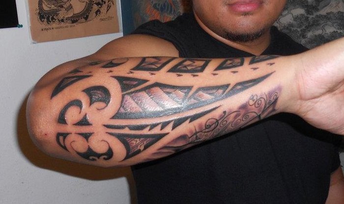 tatouage polynésien pour avant bras