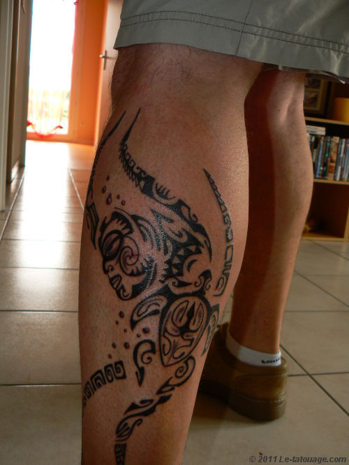 tatouage polynésien tortue mollet