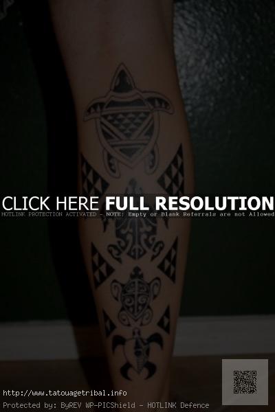 tatouage polynésien tortue mollet