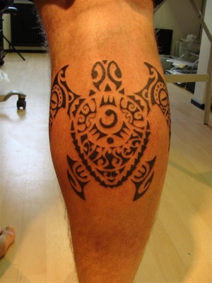tatouage polynésien tortue mollet