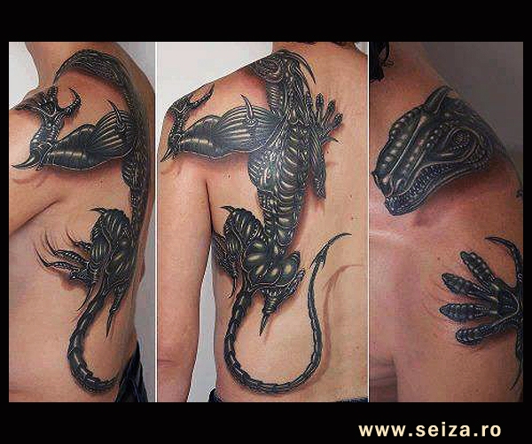 tatouage serpent omoplate
