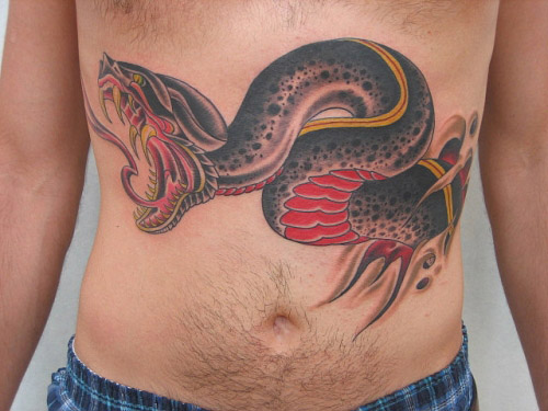 tatouage serpent omoplate