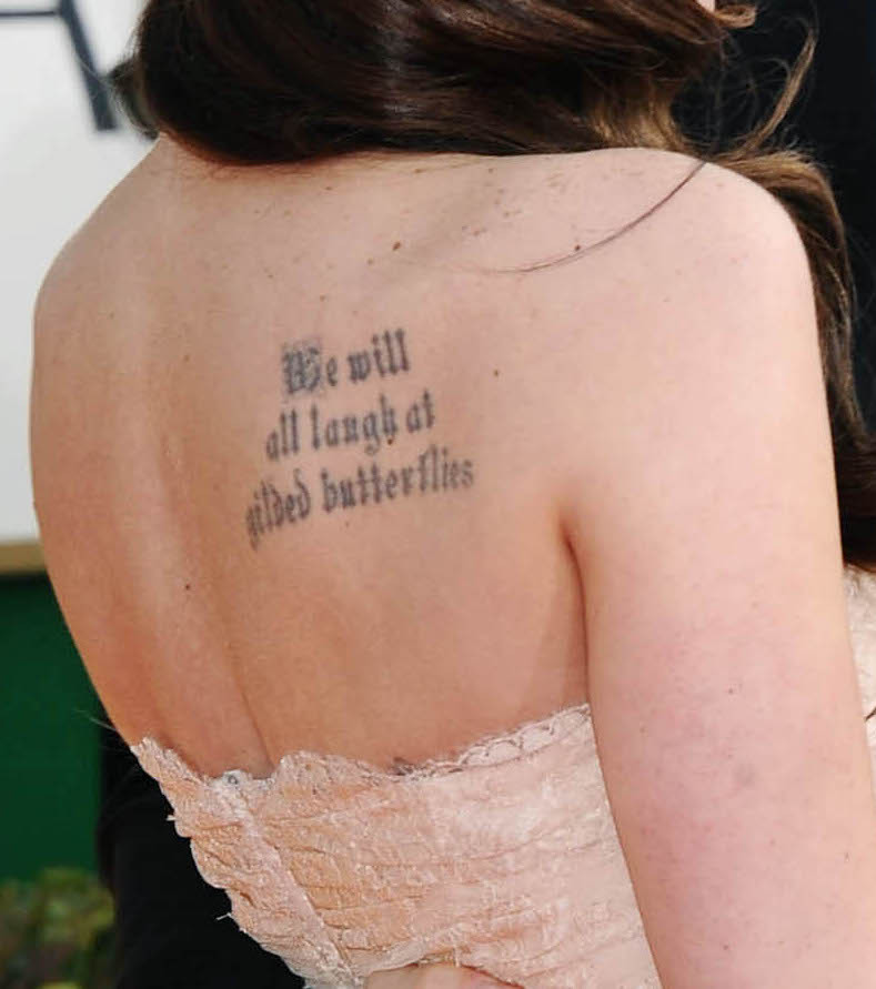 tatouage sur l'omoplate