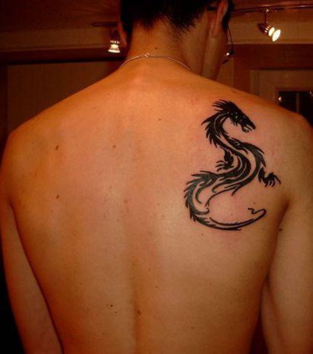 tatouage sur l'omoplate