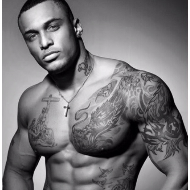 tatouage sur les pectoraux