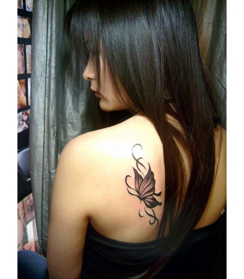 tatouage sur omoplate fille