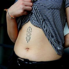 tatouage temporaire ventre