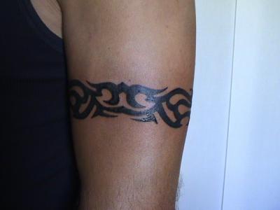 tatouage tour de bras tribal