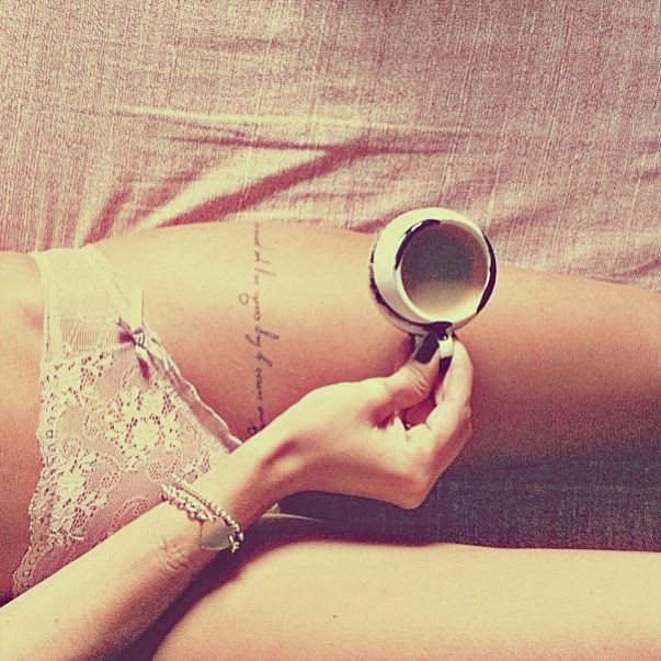 tatouage tour de cuisse ecriture