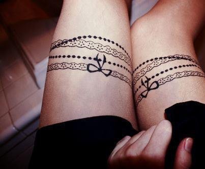 tatouage tour de cuisse ecriture