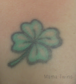 tatouage trefle omoplate