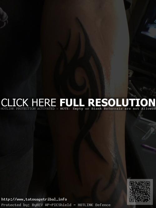 tatouage tribal avant bras intérieur