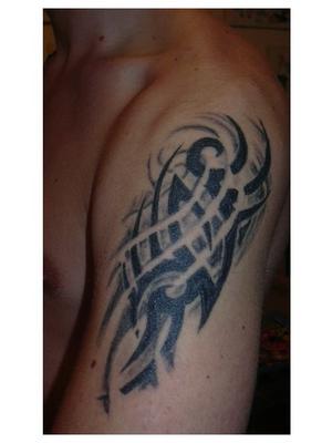 tatouage tribal avec lettre