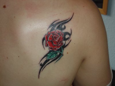 tatouage tribal avec une rose
