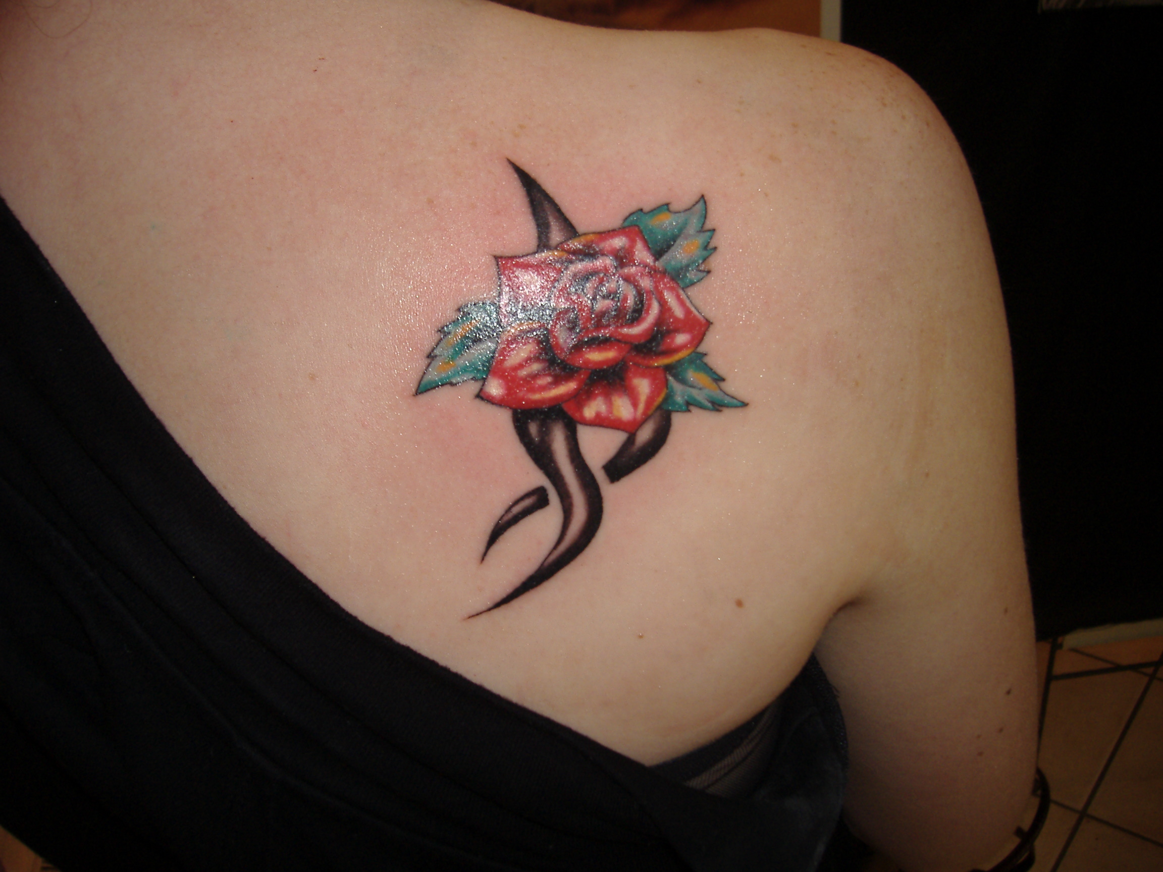 tatouage tribal avec une rose