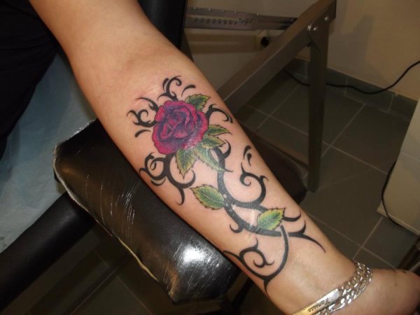 tatouage tribal avec une rose