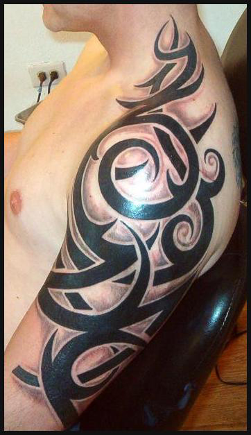 tatouage tribal bras entier homme