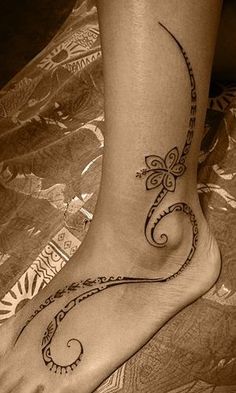 tatouage tribal cheville pied