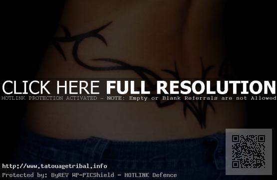 tatouage tribal dans le bas du dos