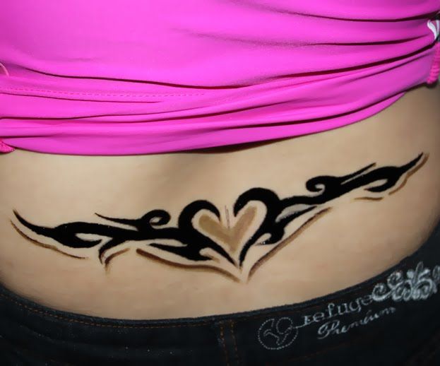 tatouage tribal dans le bas du dos