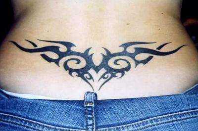 tatouage tribal dans le bas du dos