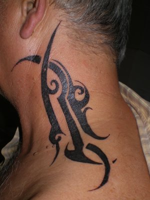 tatouage tribal dans le cou