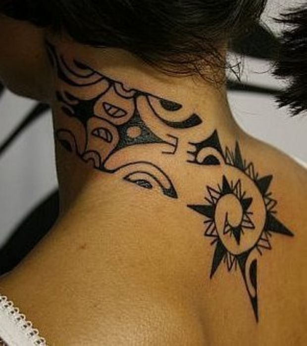 tatouage tribal dans le cou