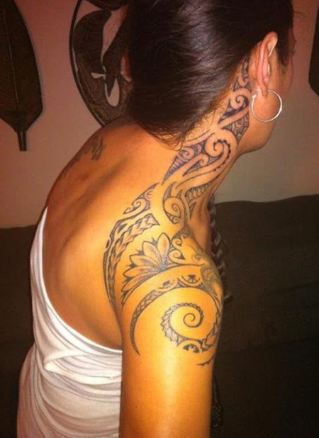 tatouage tribal dans le cou