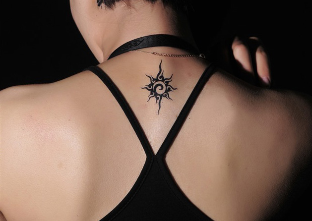tatouage tribal dans le cou