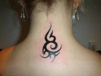tatouage tribal dans le cou
