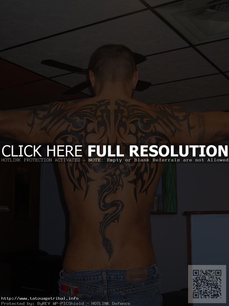 tatouage tribal dans le dos