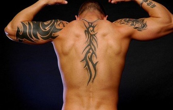 tatouage tribal dos pour homme