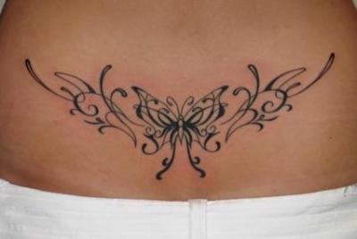 tatouage tribal en bas du dos
