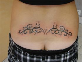 tatouage tribal en bas du dos