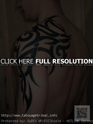 tatouage tribal épaule dos