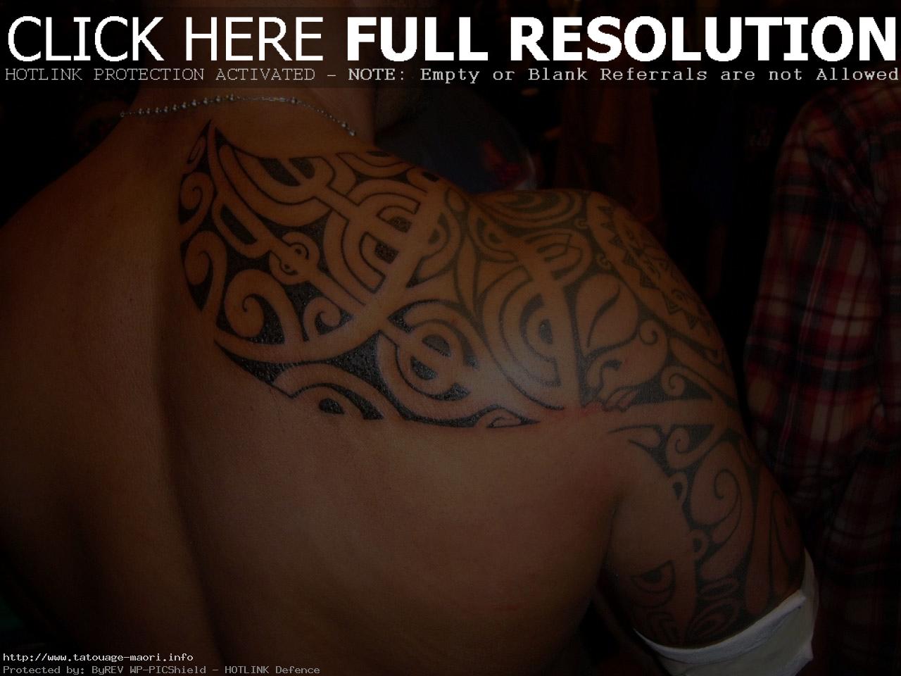 tatouage tribal épaule dos