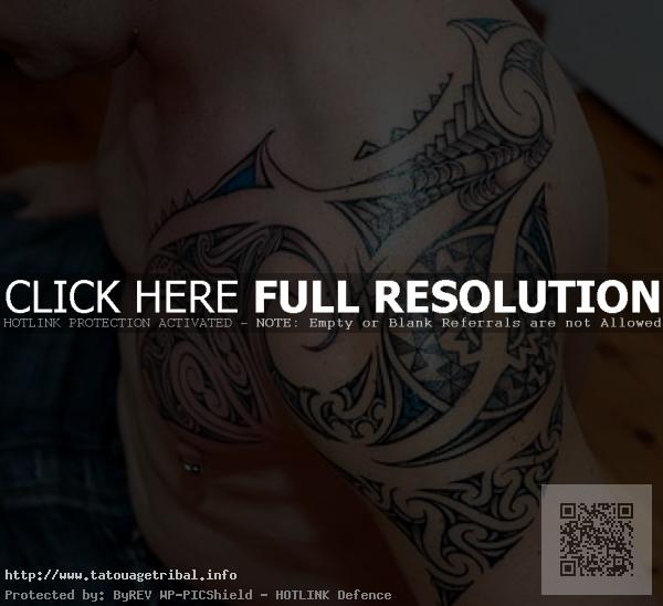 tatouage tribal épaule torse