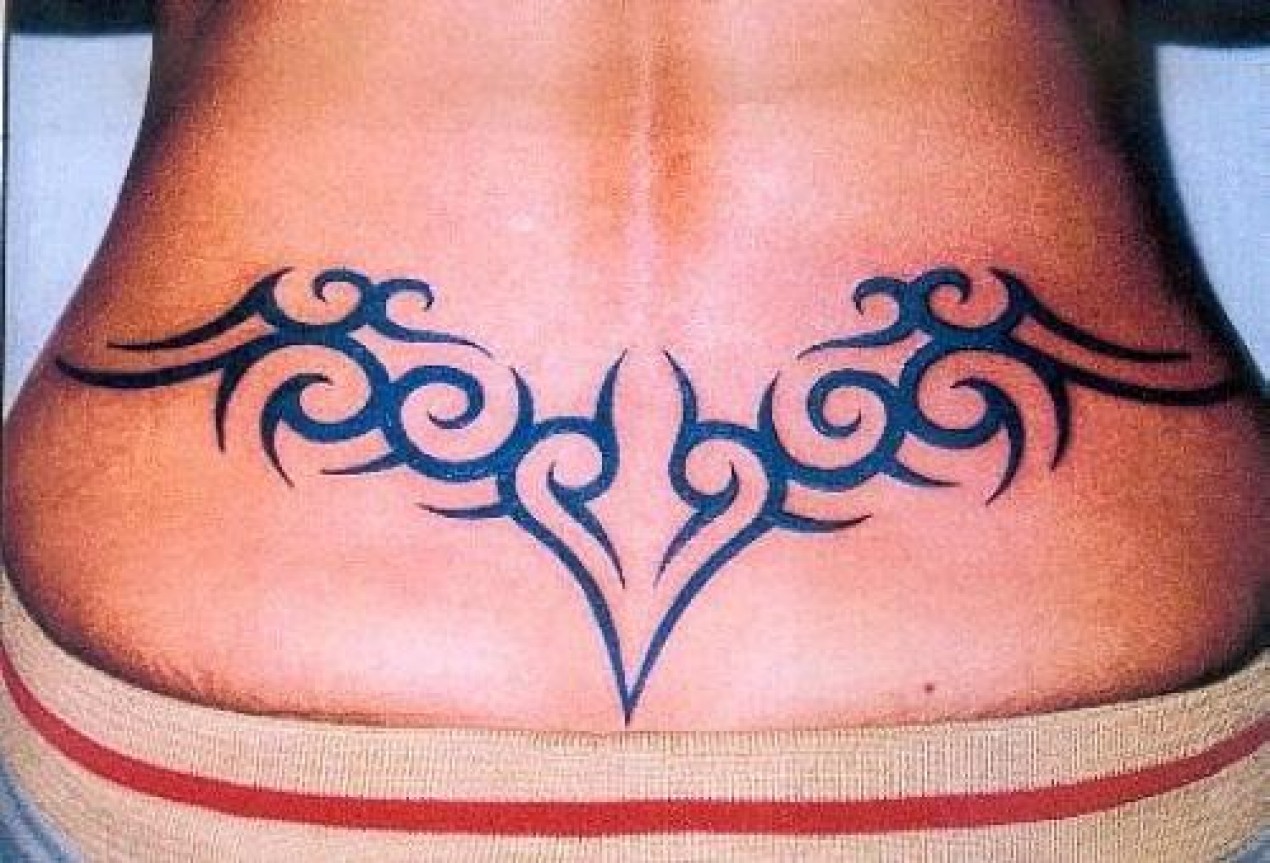 tatouage tribal femme bas du dos