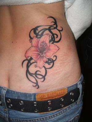tatouage tribal fleur