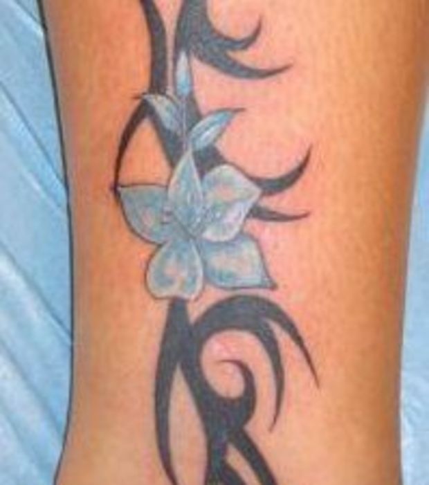 tatouage tribal fleur