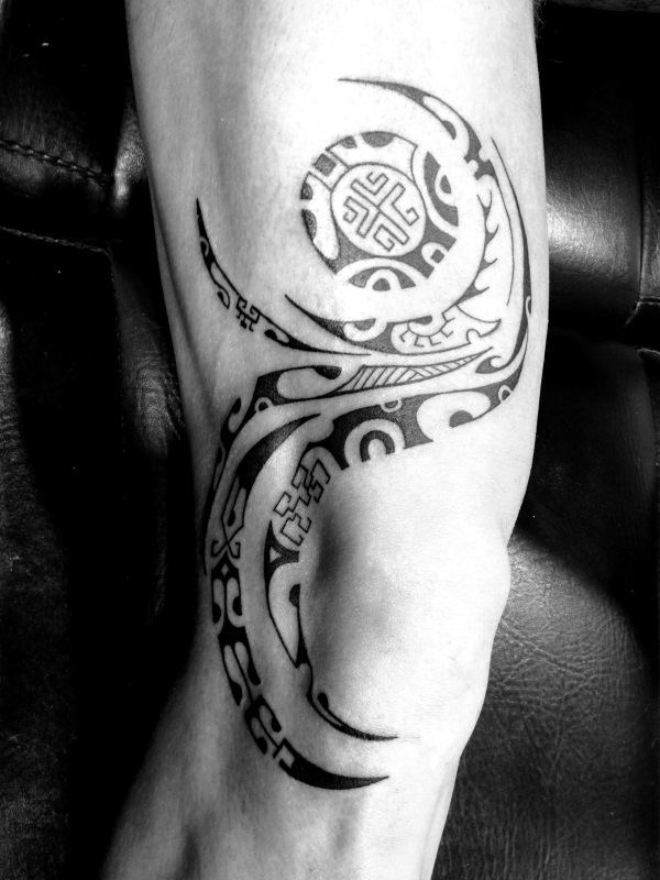 tatouage tribal genoux