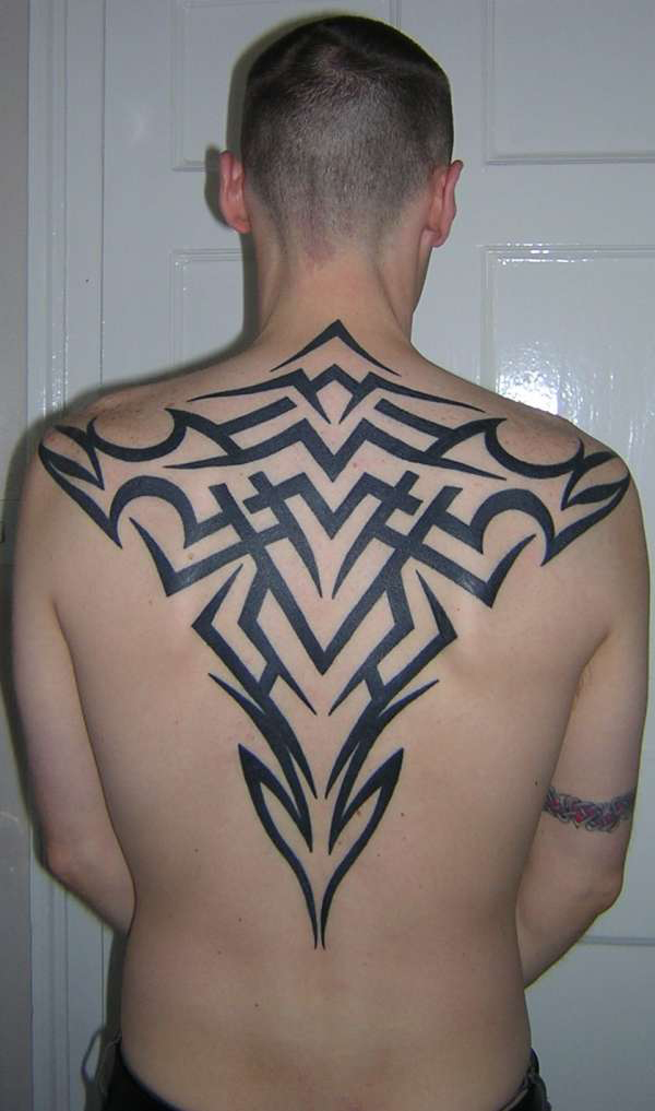 tatouage tribal haut du dos homme