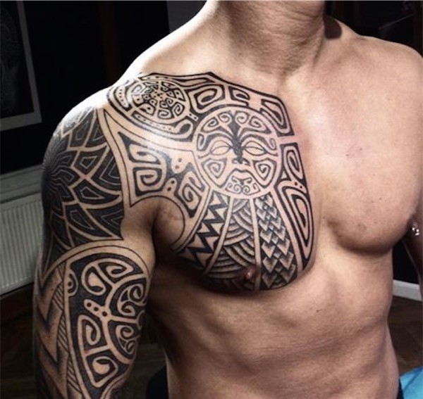 tatouage tribal homme bras épaule pec