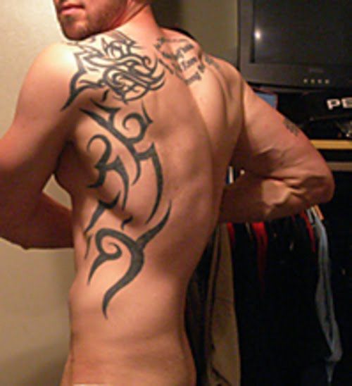 tatouage tribal homme bras épaule pec