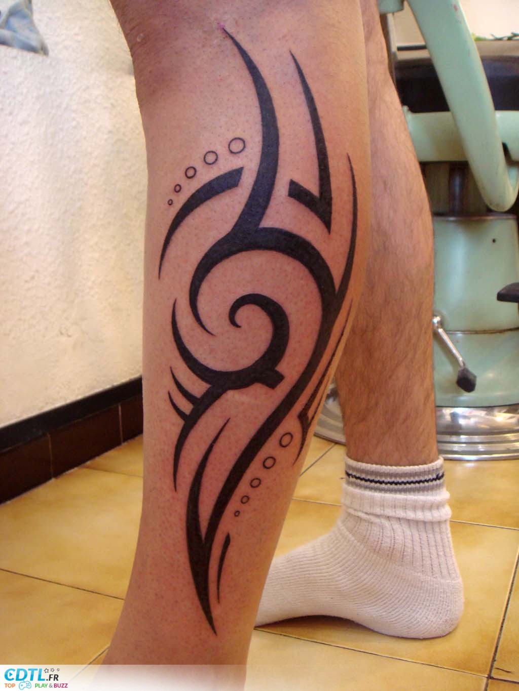 tatouage tribal homme mollet