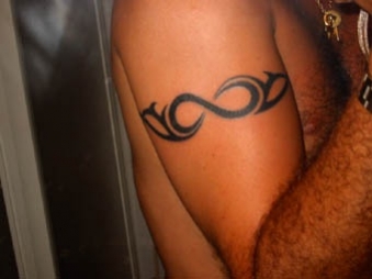tatouage tribal infini